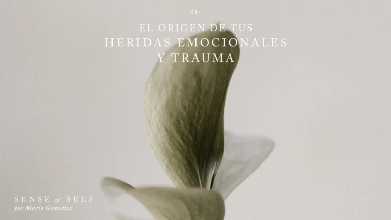 Primer plano de delicadas hojas verdes sobre un fondo neutro, simbolizando el origen del trauma y el crecimiento consciente