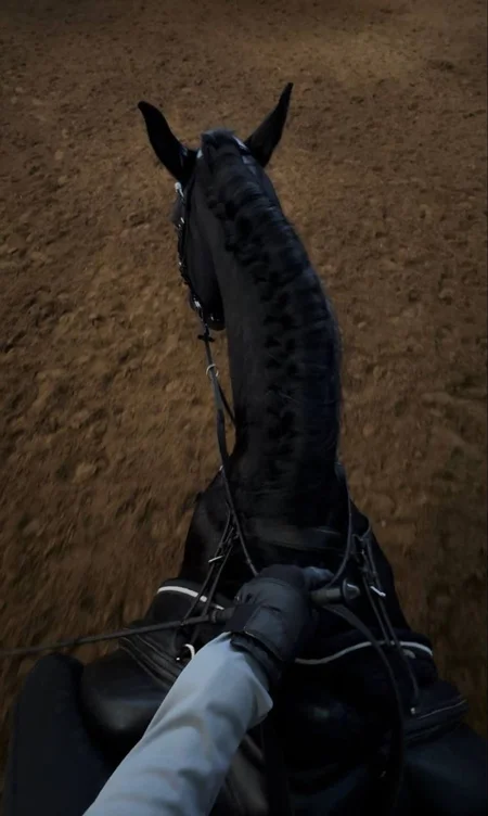 montando a caballo