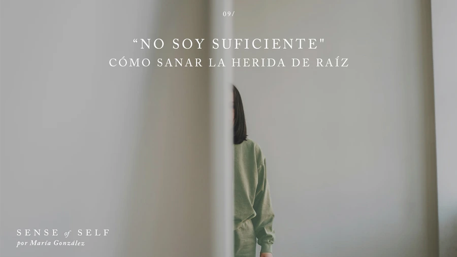 Mujer que se ve a medias en un espejo que representa cuando no logra ver su valor por no saber cómo sanar herida no soy suficiente