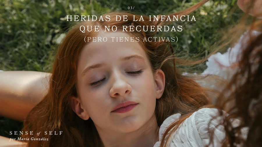 Una niña con los ojos cerrados y que tiene heridas de la infancia que no recuerda