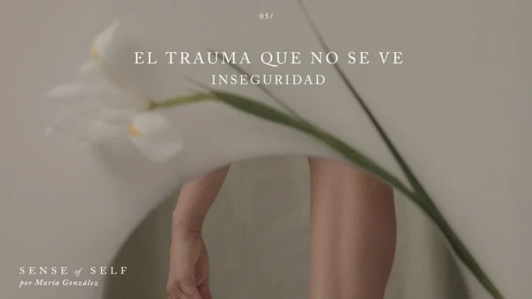 Una imagen donde un espejo refleja solo parte de una persona, dando la idea del Trauma por falta de validación emocional que te hace sentir inseguridad
