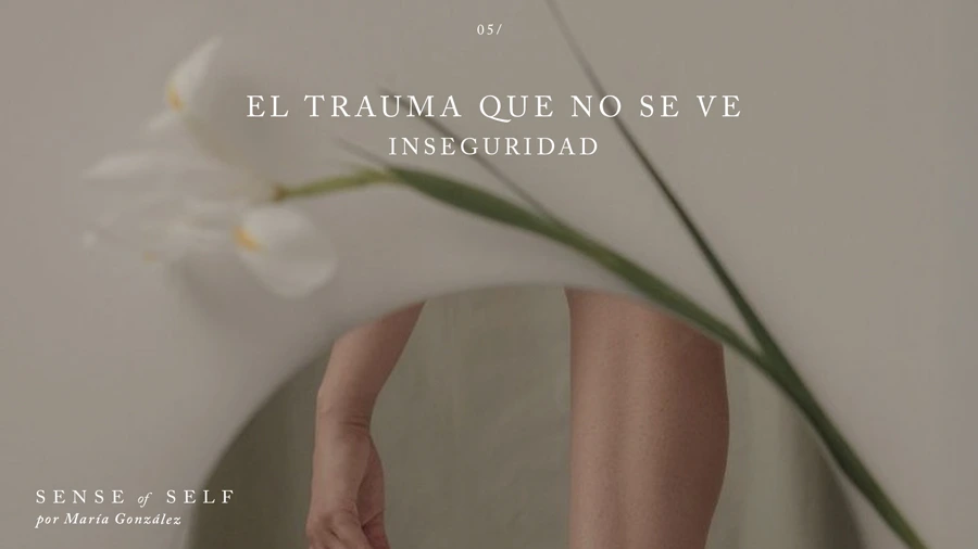 Una imagen donde un espejo refleja solo parte de una persona, dando la idea del Trauma por falta de validación emocional que te hace sentir inseguridad