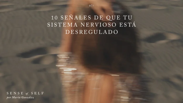 Mujer con la mano en la cabeza y un efecto de movimiento que muestra sensación de cómos e siente la agitación y 10 señales de que tu sistema nervioso está desregulado