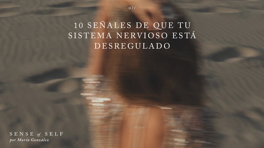 Mujer con la mano en la cabeza y un efecto de movimiento que muestra sensación de cómos e siente la agitación y 10 señales de que tu sistema nervioso está desregulado