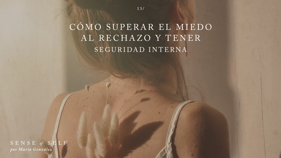 Una persona de espaldas incapaz de superar el miedo al rechazo y tener seguridad en sí misma.