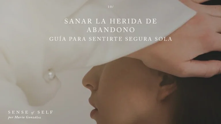 Imagen de una mujer con las manos en la cabeza sufriendo por sanar la herida de abandono porque la han dejado.
