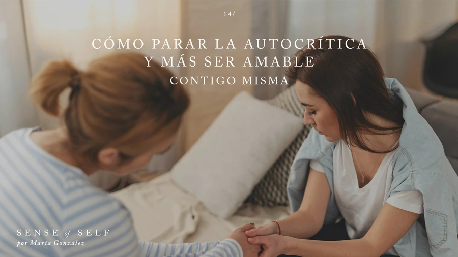 Una persona consolando a una mujer abatida porque es muy dura, no sabe cómo parar la autocrítica y ser más amable consigo misma.