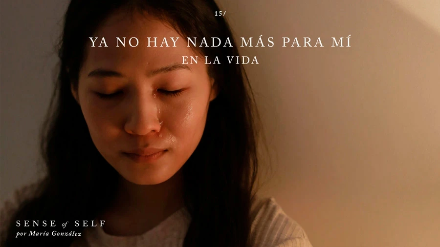 Una mujer llorando desesperanzada. Una imagen que refleja Sentir que ya no hay nada para mí: Desesperanza