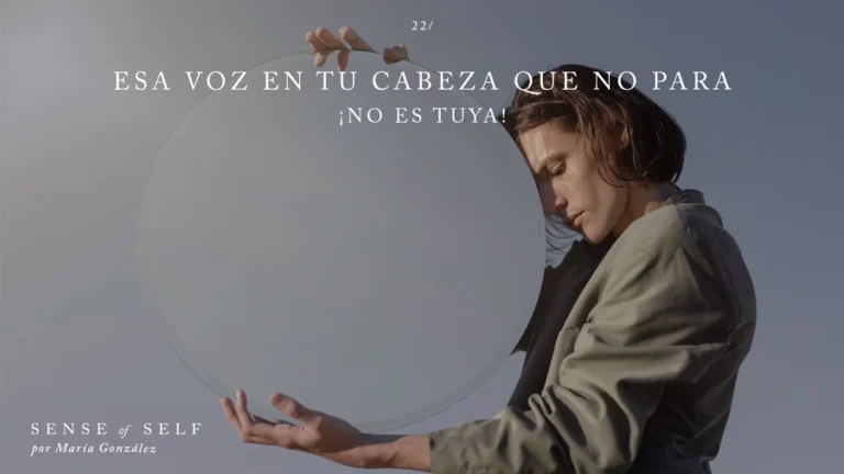 Un hombre con un espejo sin reflejo, una ilustración sobre la inquietud de Cómo silenciar la Autocrítica: Practica la Autocompasión