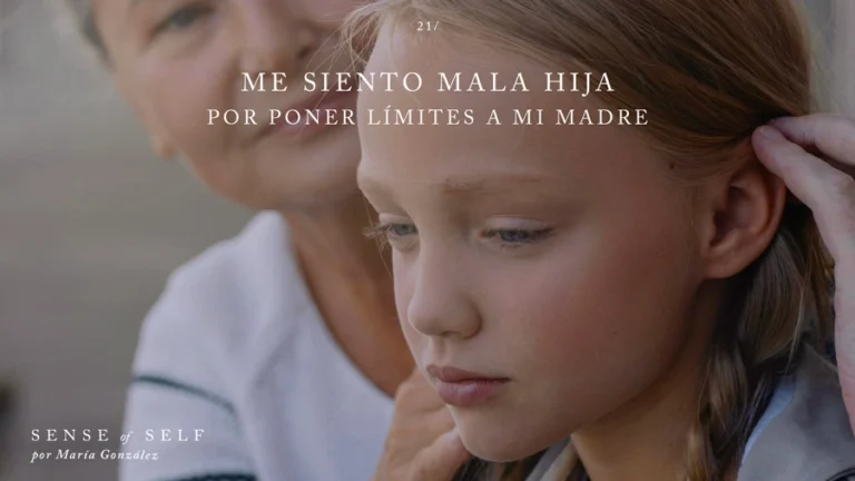 Una niña con su madre sintiendo que se anula a sí misma. Una imagen que evoca la duda: ¿Mala hija por poner límites? Síndrome de la Niña buena.
