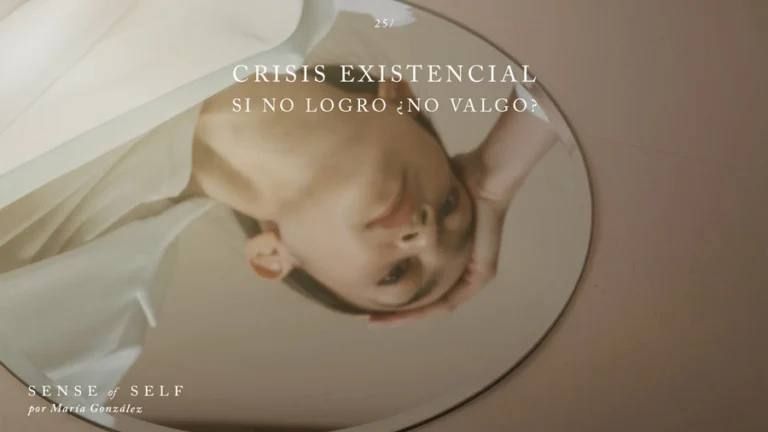 El rostro de una mujer reflejada en un espejo con la mano en la cabeza: ilustración sobre alguien que sufre una crisis existencial y se pregunta quién soy si no tengo éxito o no logro cosas.