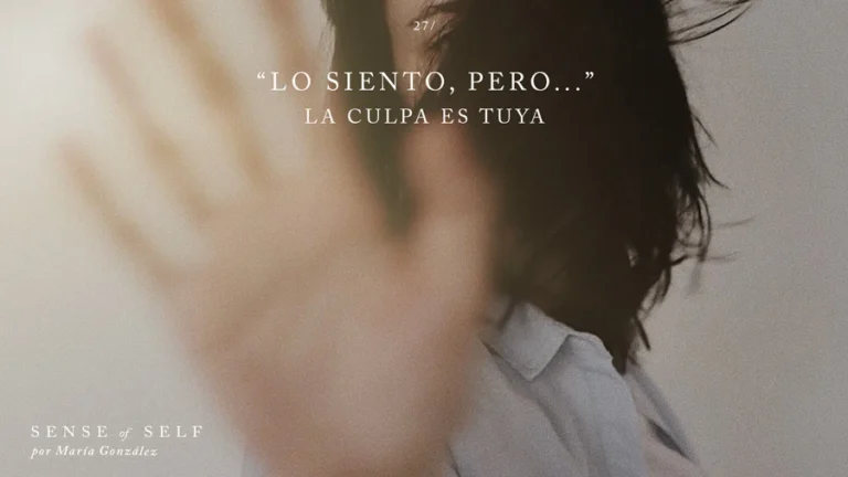 Rostro de una mujer oculto por el pelo y su mano abierta extendida en un gesto de freno y protección: ilustración sobre la falsa disculpa y el cortocircuito que activa la rabia en tu sistema nervioso.