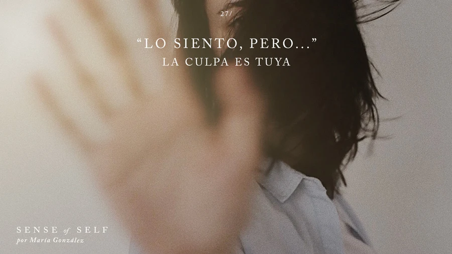 Rostro de una mujer oculto por el pelo y su mano abierta extendida en un gesto de freno y protección: ilustración sobre la falsa disculpa y el cortocircuito que activa la rabia en tu sistema nervioso.