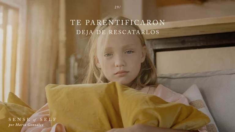 Una niña abrazada a un cojín, con mirada desconcertante y penetrante, que evoca las heridas de la infancia y la necesidad de sanar la parentificación.