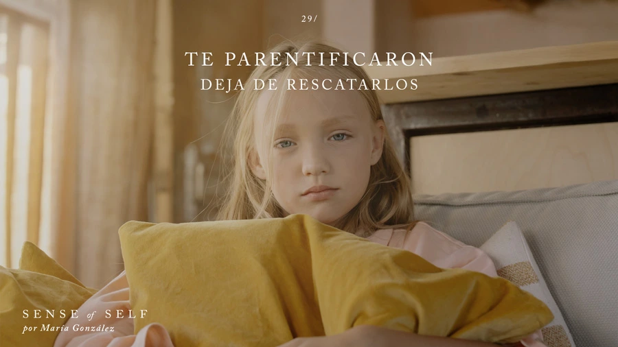 Una niña abrazada a un cojín, con mirada desconcertante y penetrante, que evoca las heridas de la infancia y la necesidad de sanar la parentificación.